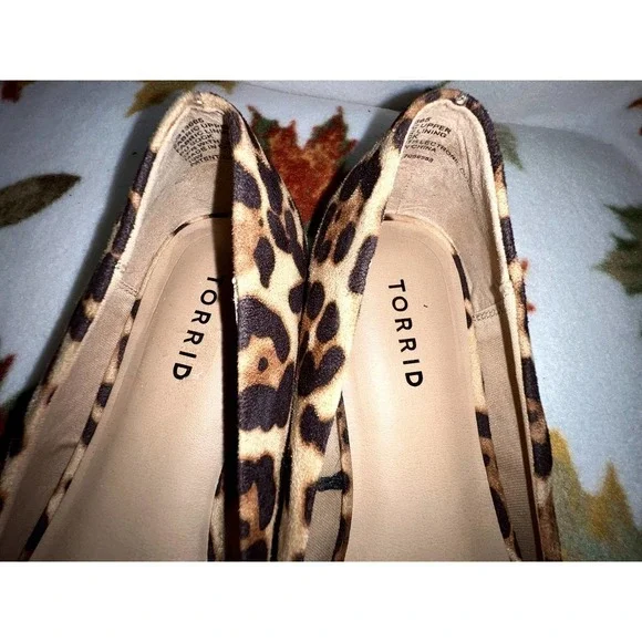 TORRID SIZE 10W LEOPARD CHEETA ANIMAL PRINT FLATS - Picture 8 of 11